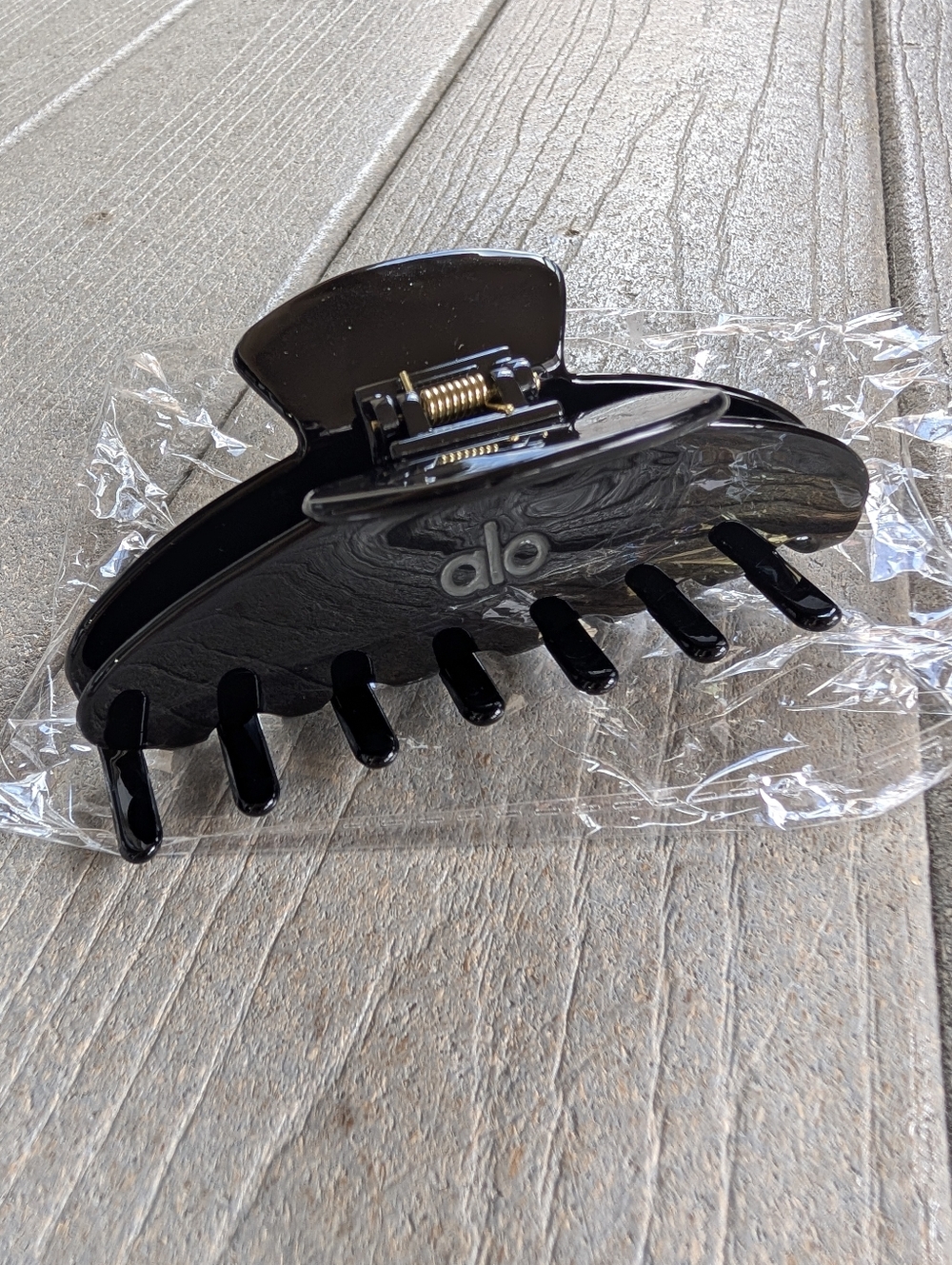 Alo Yoga Classic Black Claw Clip